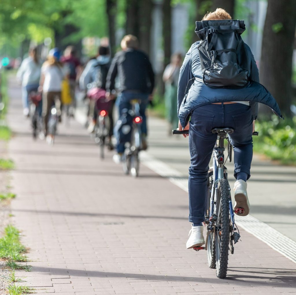 Fietsers op fietspad