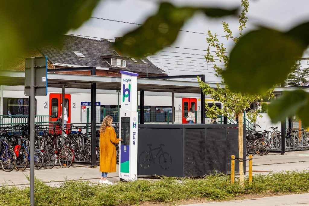 Hoppinpunt Herne met fietsenstalling en station in beeld