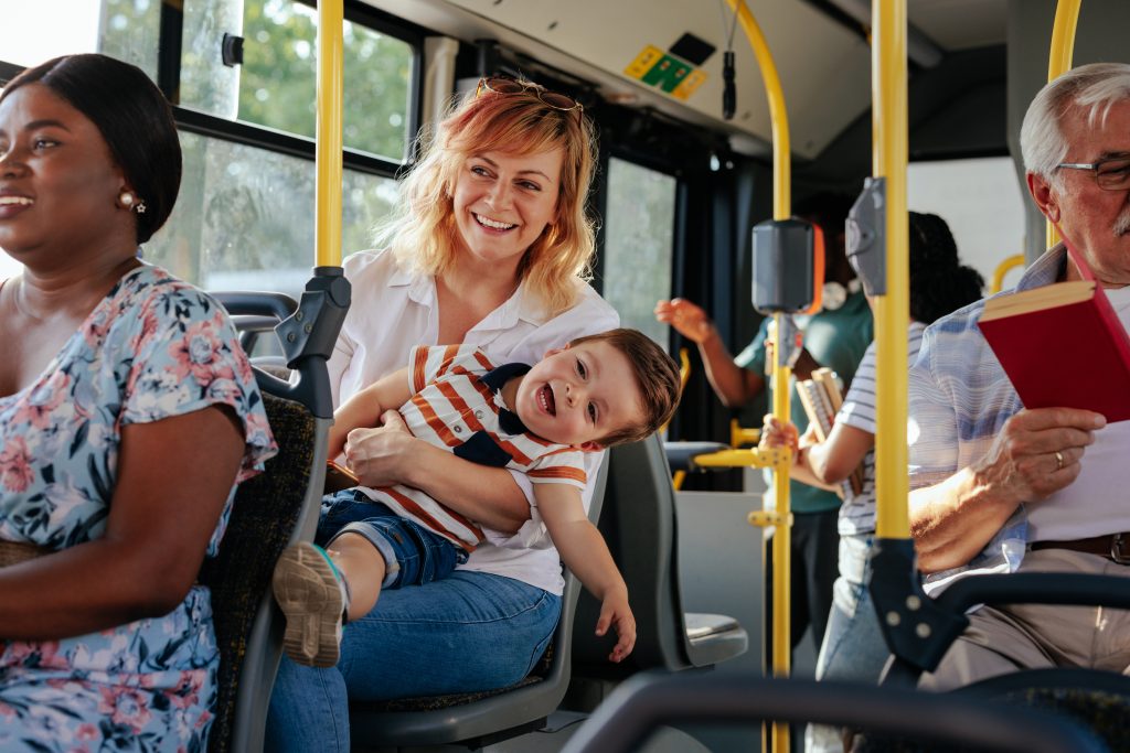 Vrouw met kind op bus